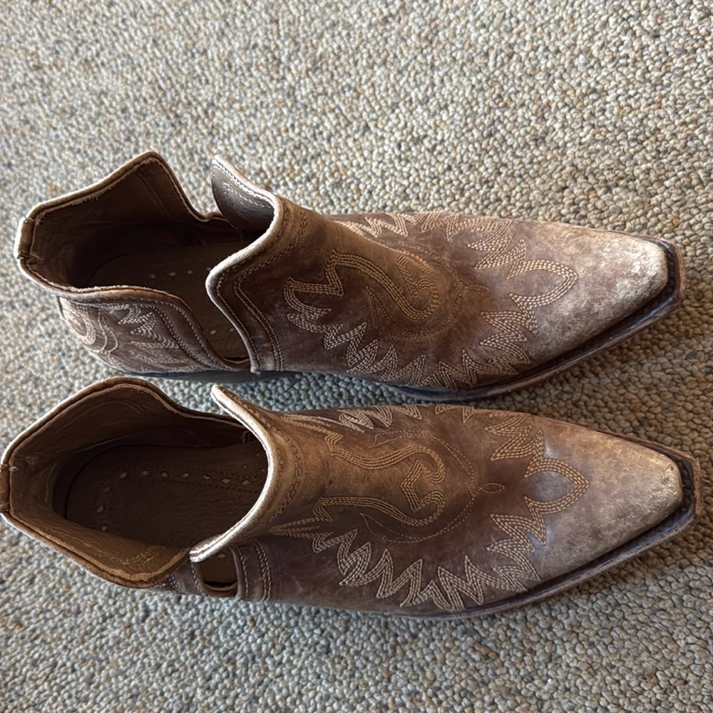 ARIAT WOMEN'S  WEATHERED WESTERN BOOTIES - SNIP TOE